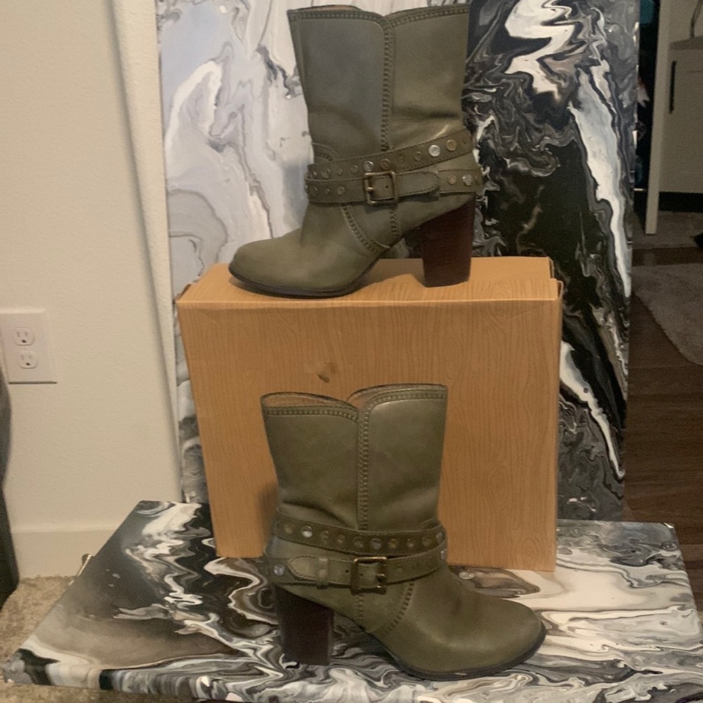 Fossil ankle olive boots in a size 8